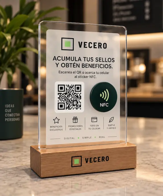 Hablador de acrílico con base de madera sobre el mostrador de un negocio. Lleva el logo de Vecero, un código QR y un sticker NFC, con la instrucción de escanear para obtener la tarjeta en la billetera.