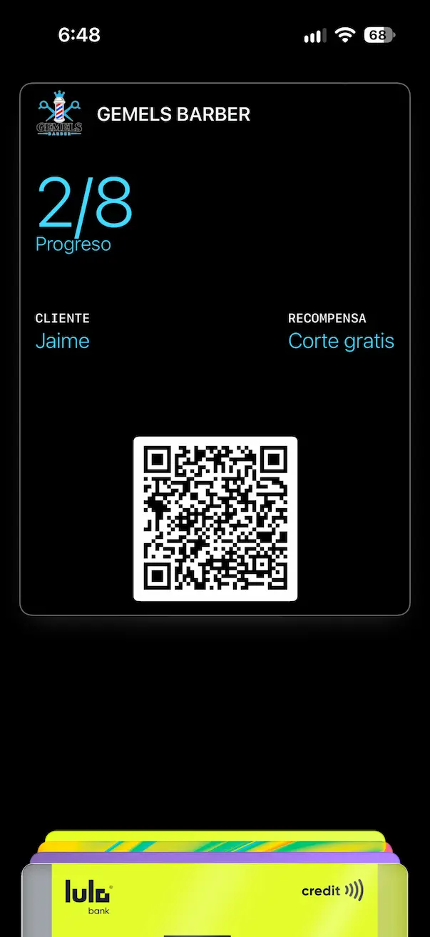 Pantalla de un iPhone: el pase de Jardín del Edén Spa en Apple Wallet, con 2 de 5 visitas, la recompensa y el código para sellar.